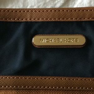 Michael Kors Bags - AUTHENTIC LIKE NEW MICHAEL KORS CROSSBODY Michael Kors Bags - AUTHENTIC LIKE NEW MICHAEL KORS CROSSBODY